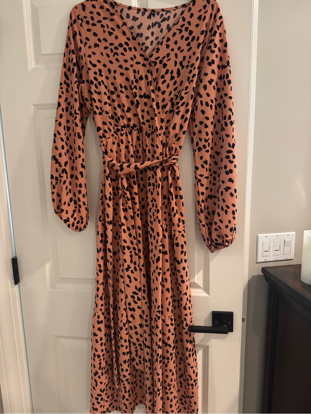 Women's Long Sleeve V-Neck Leopard Print Midi Dress - Peach/Black